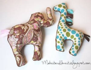 Giraffe Plushie Pattern by Make it and Love it | Plushie Patterns